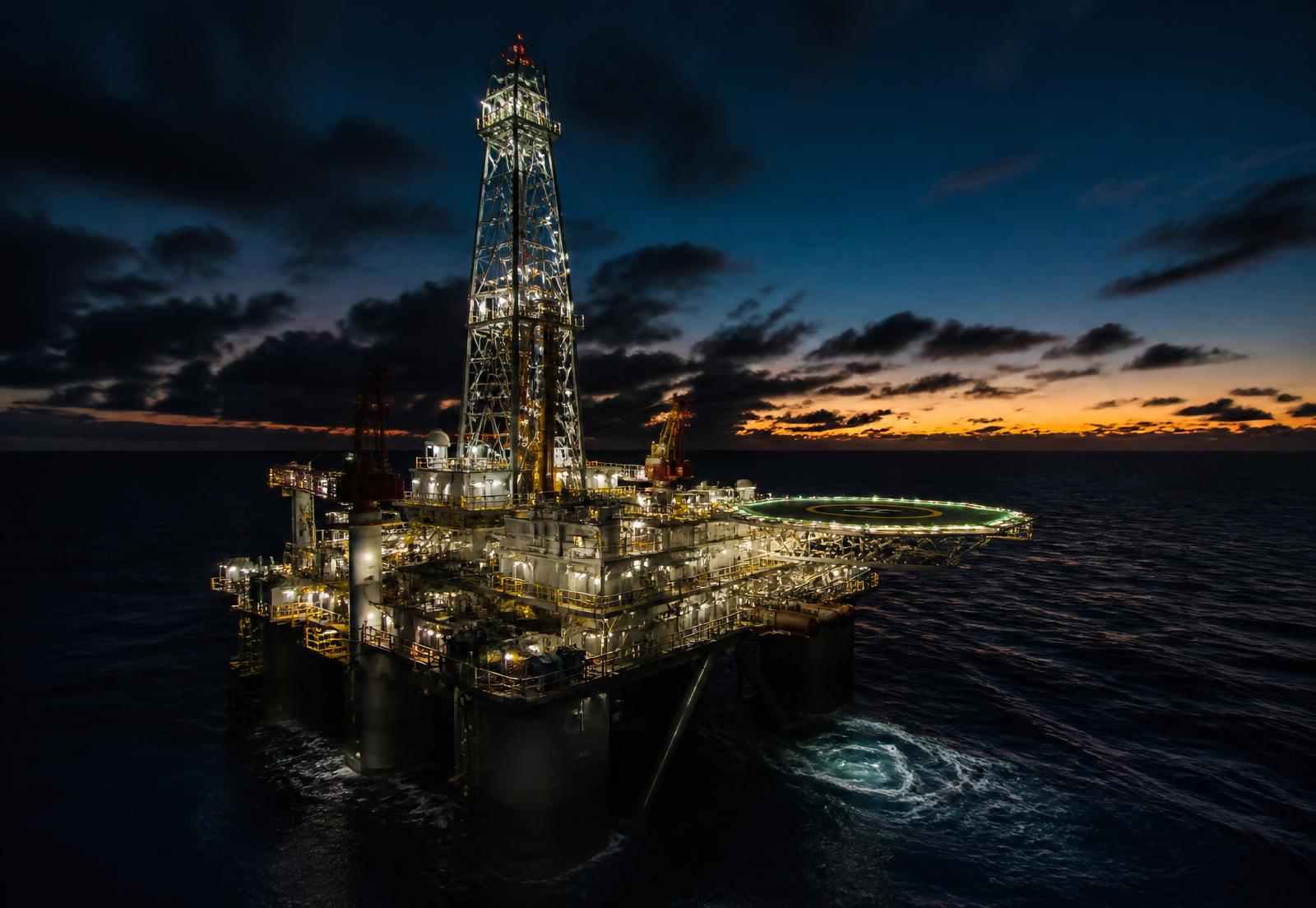Offshore drilling rig at dusk supported by offshore 4G/5G connectivity